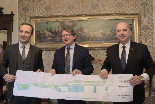 Il governatore del Friuli Venezia Giulia, Massimiliano Fedriga, il sindaco di Trieste, Roberto Dipiazza, e il presidente dell'Autorità di sistema portuale del mare Adriatico orientale, Zeno D'Agostino, alla firma del documento d'avvio dell'iter che porterà nelle primavera del 2020 alla definizione dell'Accordo di programma per la riqualificazione e lo sviluppo del Porto vecchio di Trieste.